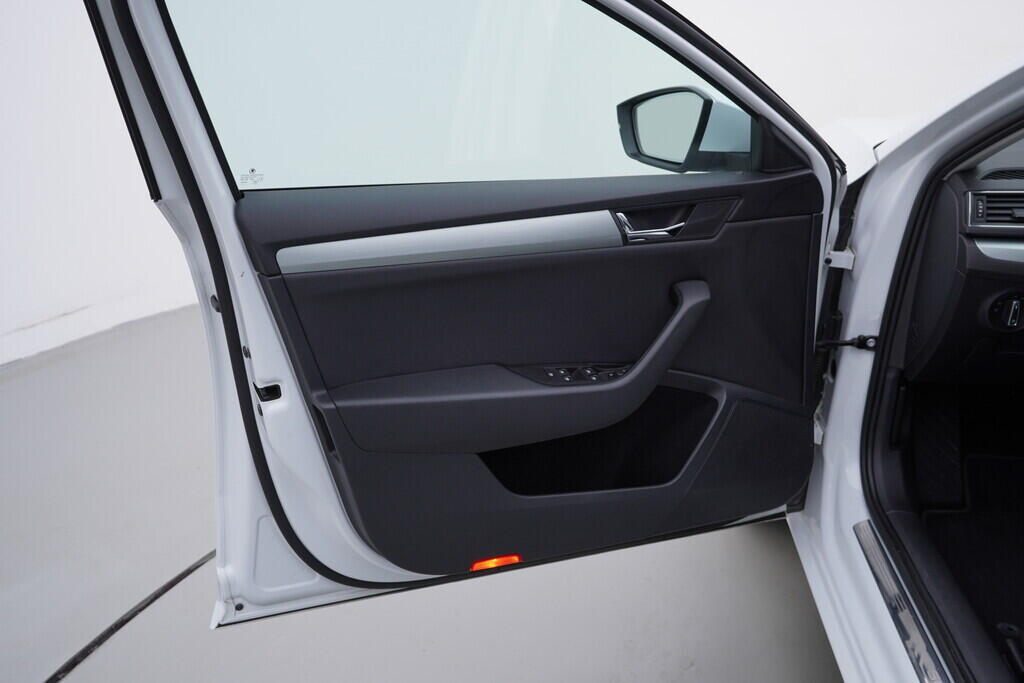 OV190V08640_19.webp_SUPERB Bussines 2.0 TDI 110 kW automat