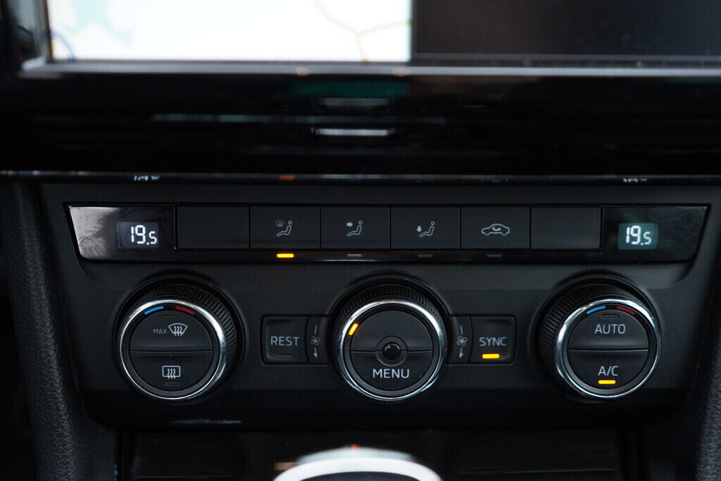 OV190V08640_32.webp_SUPERB Bussines 2.0 TDI 110 kW automat