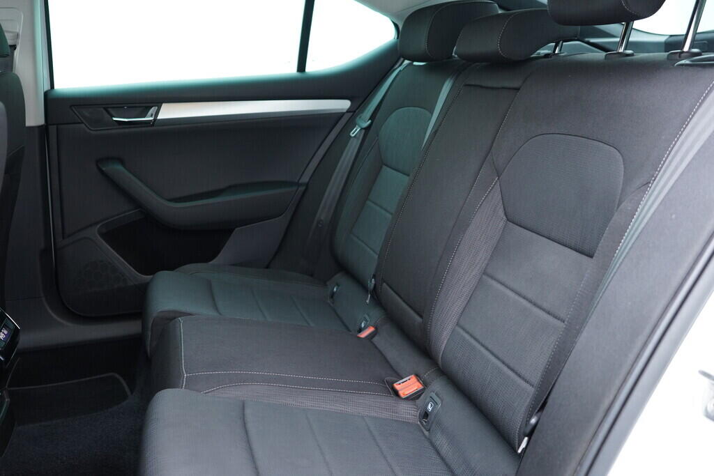 OV190V08640_35.webp_SUPERB Bussines 2.0 TDI 110 kW automat