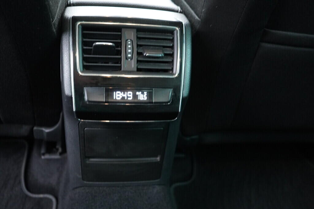 OV190V08640_36.webp_SUPERB Bussines 2.0 TDI 110 kW automat