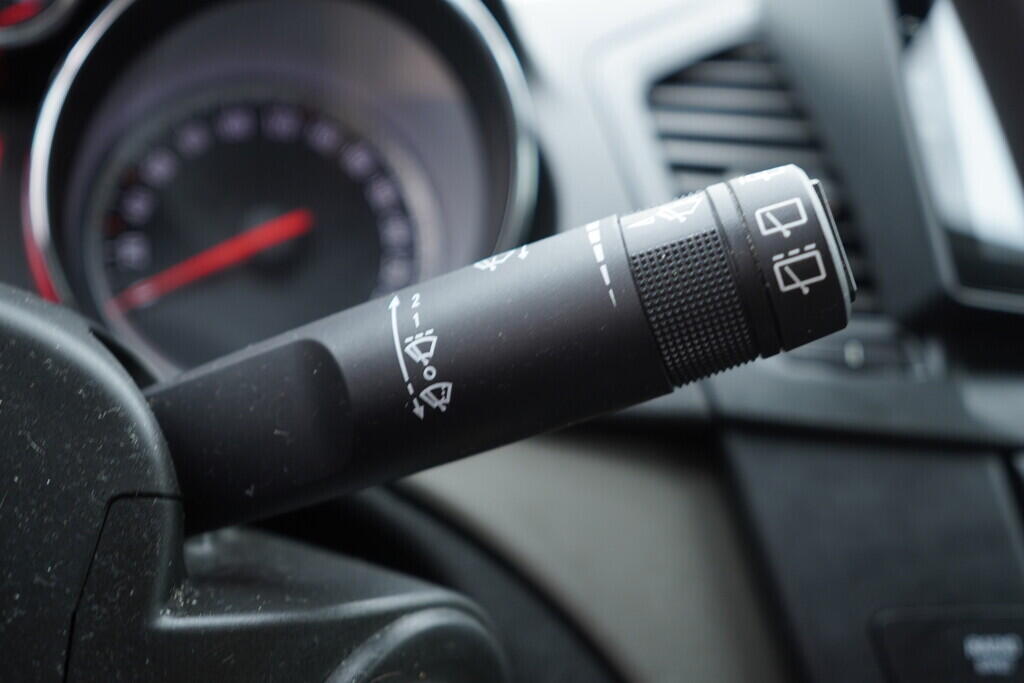 OV190V08645_24.webp_INSIGNIA  1.8  103 kW manuál