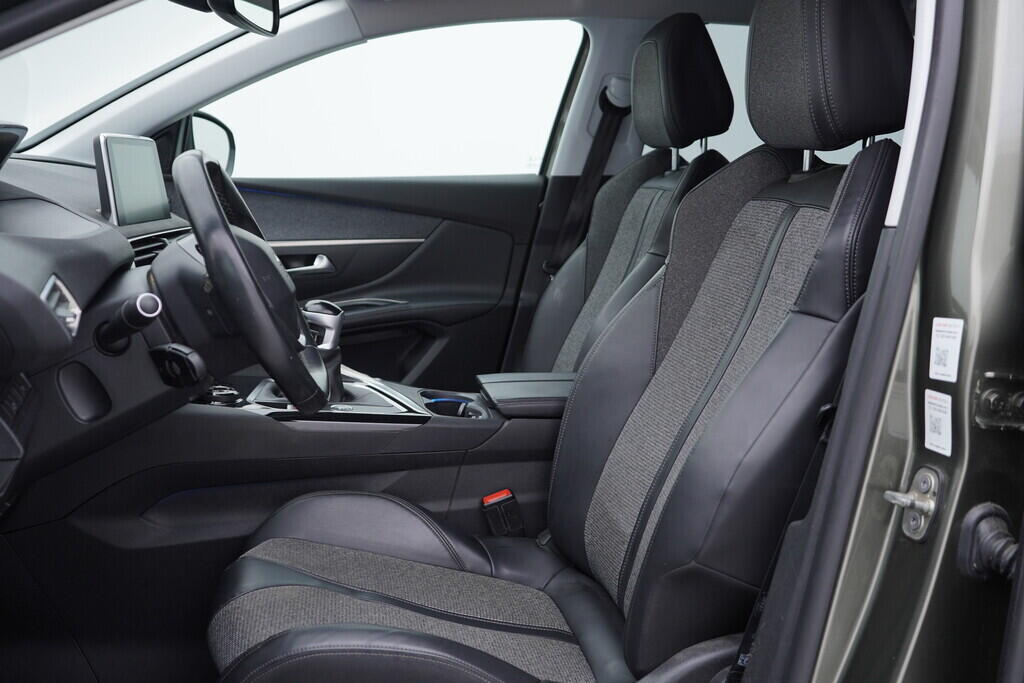 OV190V08683_22.webp_5008 Allure 2.0  110 kW manuál