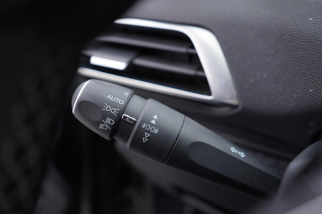 OV190V08683_23.webp_5008 Allure 2.0  110 kW manuál