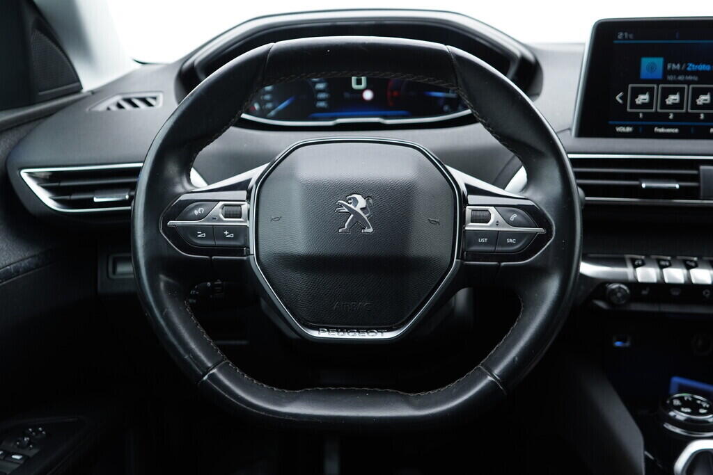 OV190V08683_27.webp_5008 Allure 2.0  110 kW manuál