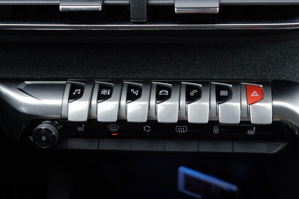 OV190V08683_33.webp_5008 Allure 2.0  110 kW manuál