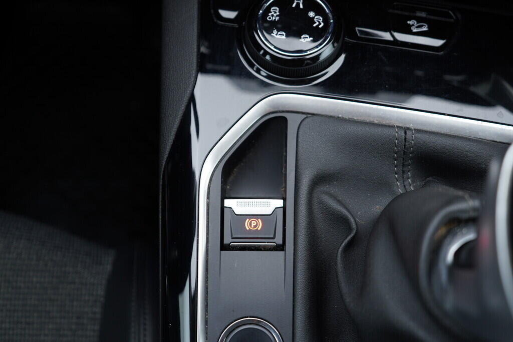 OV190V08683_35.webp_5008 Allure 2.0  110 kW manuál