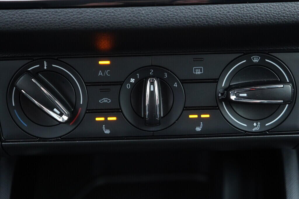 OV190V08704_30.webp_SCALA Ambition 1.0 TSI 81 kW manuál, DPH