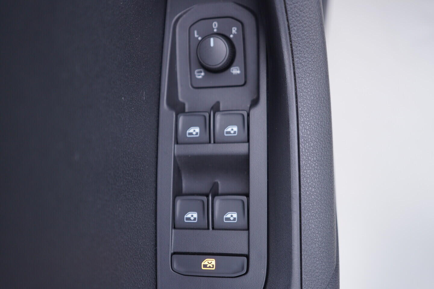 OV190V08706_20.webp_KAROQ Ambition 1.5 TSI 110 kW manuál, DPH