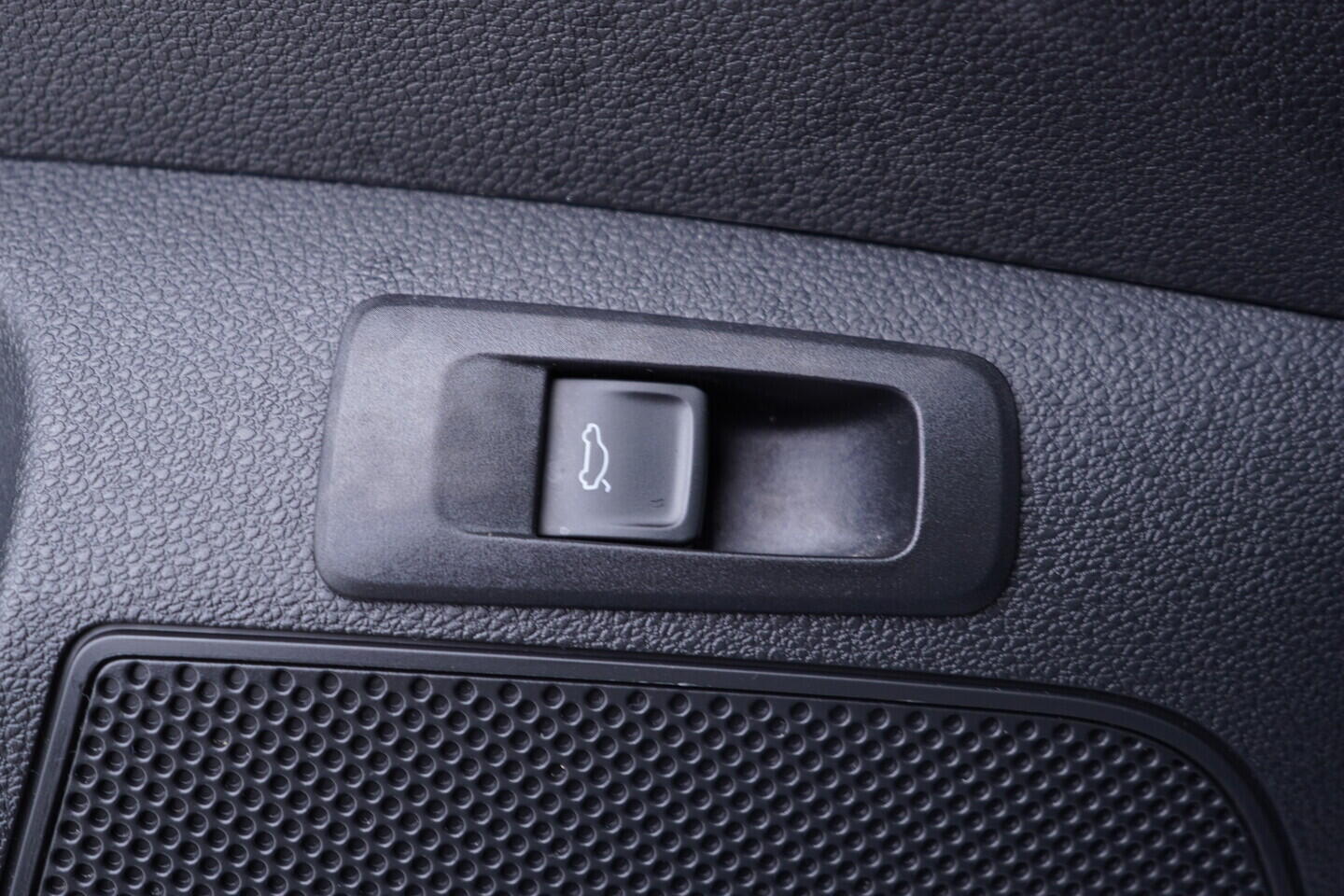 OV190V08706_21.webp_KAROQ Ambition 1.5 TSI 110 kW manuál, DPH