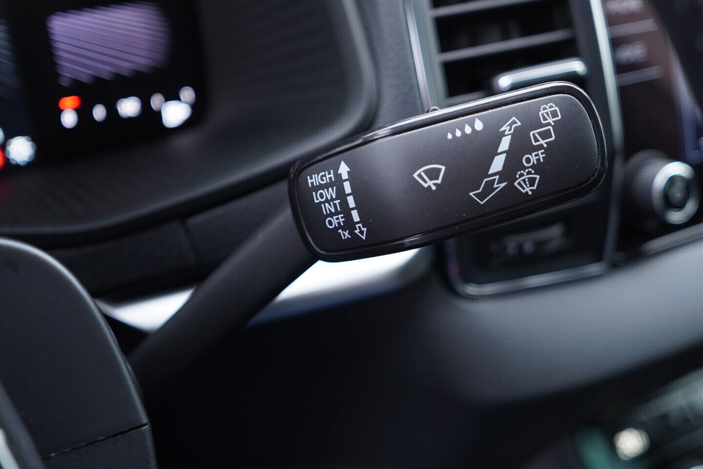 OV190V08706_25.webp_KAROQ Ambition 1.5 TSI 110 kW manuál, DPH