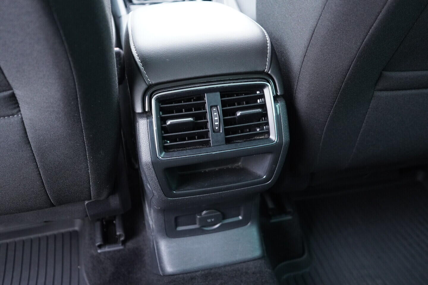 OV190V08706_36.webp_KAROQ Ambition 1.5 TSI 110 kW manuál, DPH