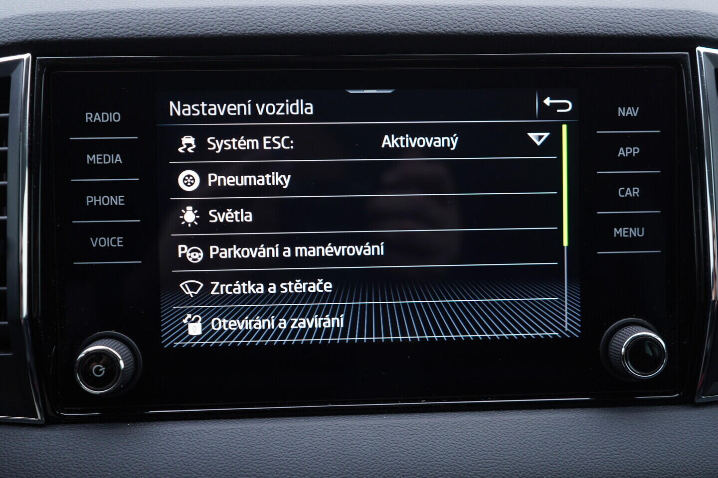 OV190V08707_31.webp_KAROQ Ambition 1.5 TSI 110 kW manuál, DPH