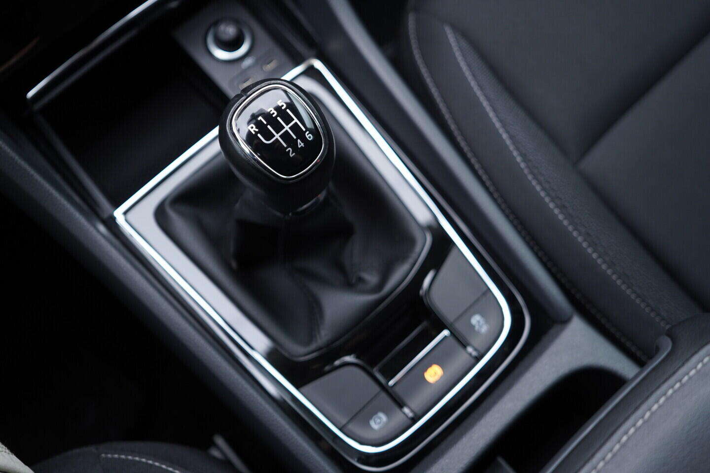 OV190V08707_37.webp_KAROQ Ambition 1.5 TSI 110 kW manuál, DPH