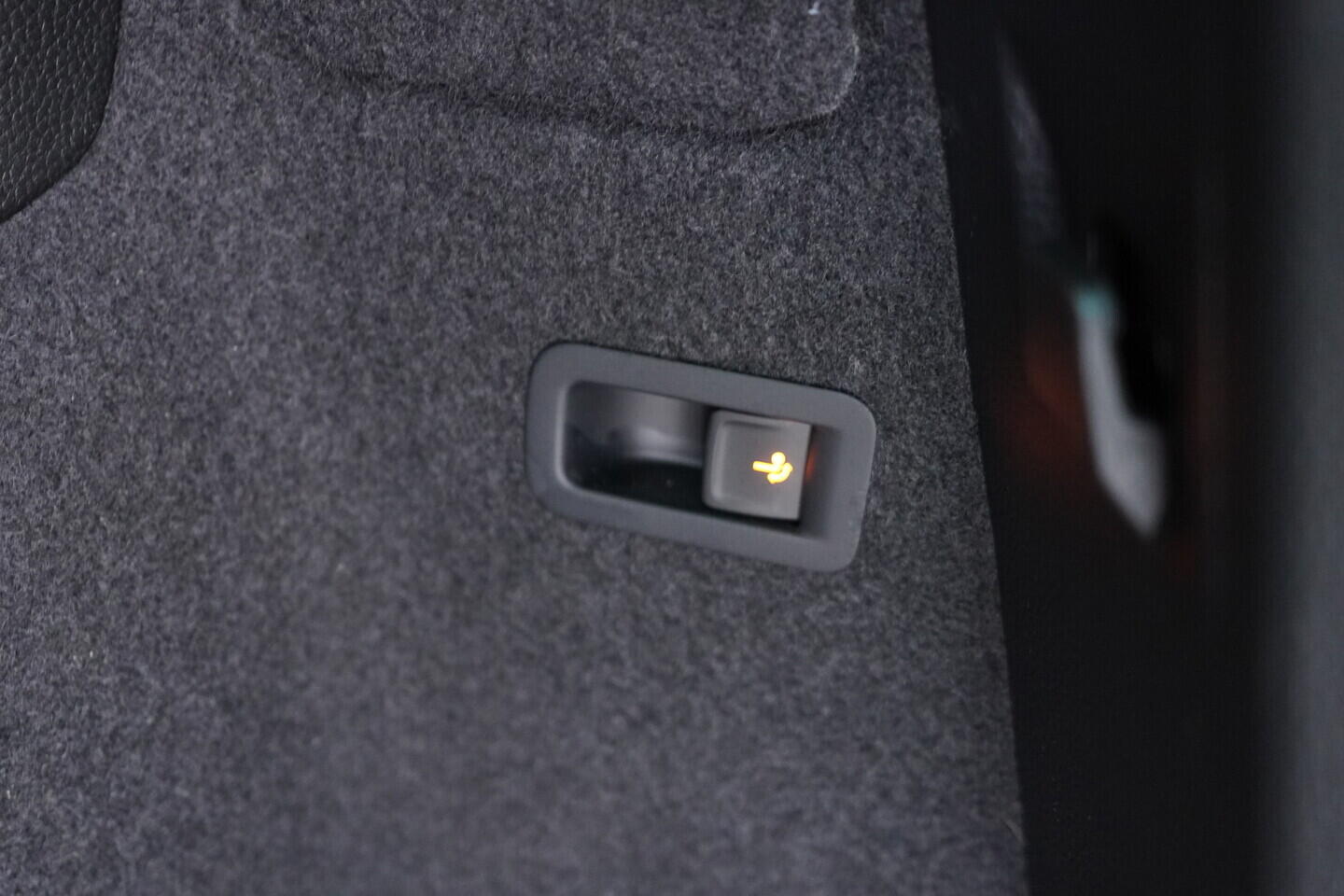 OV190V08707_43.webp_KAROQ Ambition 1.5 TSI 110 kW manuál, DPH