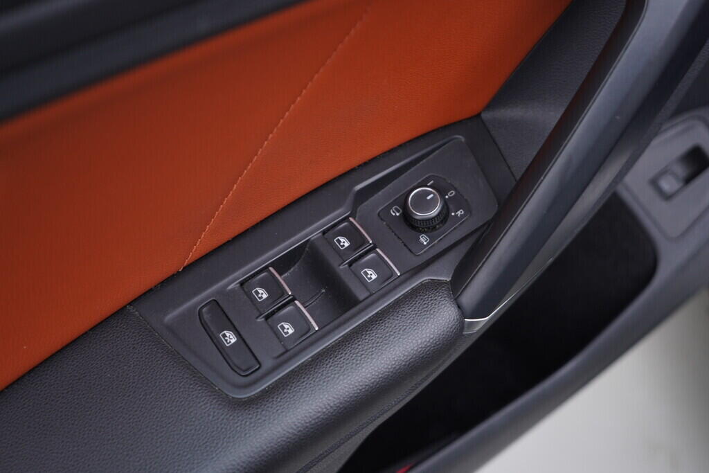 OV190V08738_20.webp_TIGUAN Carat 2.0 TSI 132 kW automat