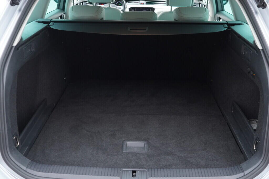 OV190V08779_39.webp_PASSAT VARIANT Elegance 2.0 TDI 110 kW automat, DPH