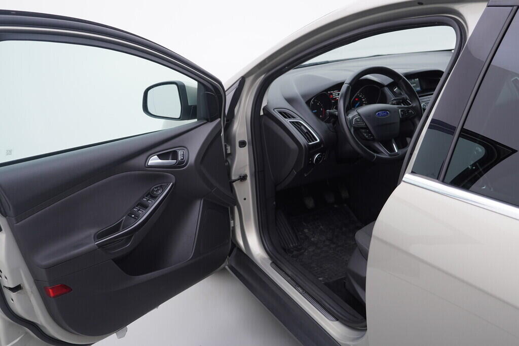 OV190V08886_18.webp_FOCUS Titanium 1.5  88 kW manuál