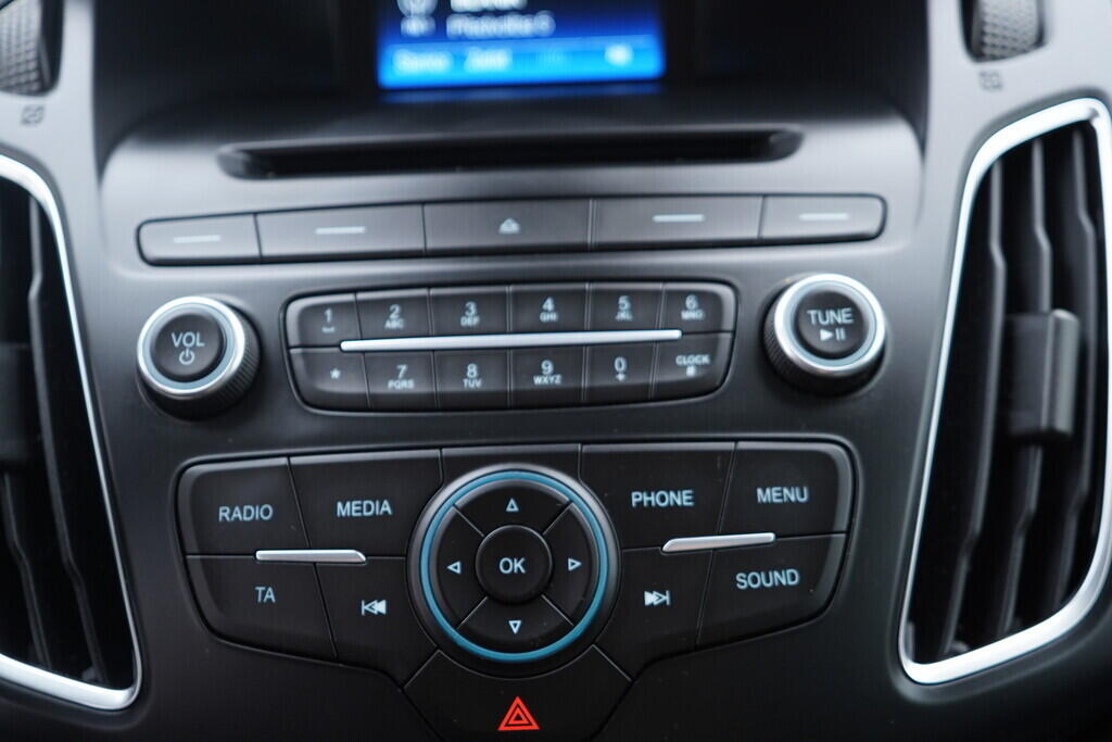 OV190V08886_30.webp_FOCUS Titanium 1.5  88 kW manuál