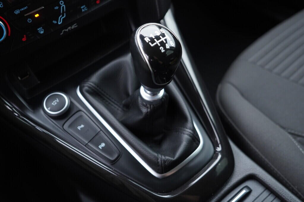 OV190V08886_32.webp_FOCUS Titanium 1.5  88 kW manuál