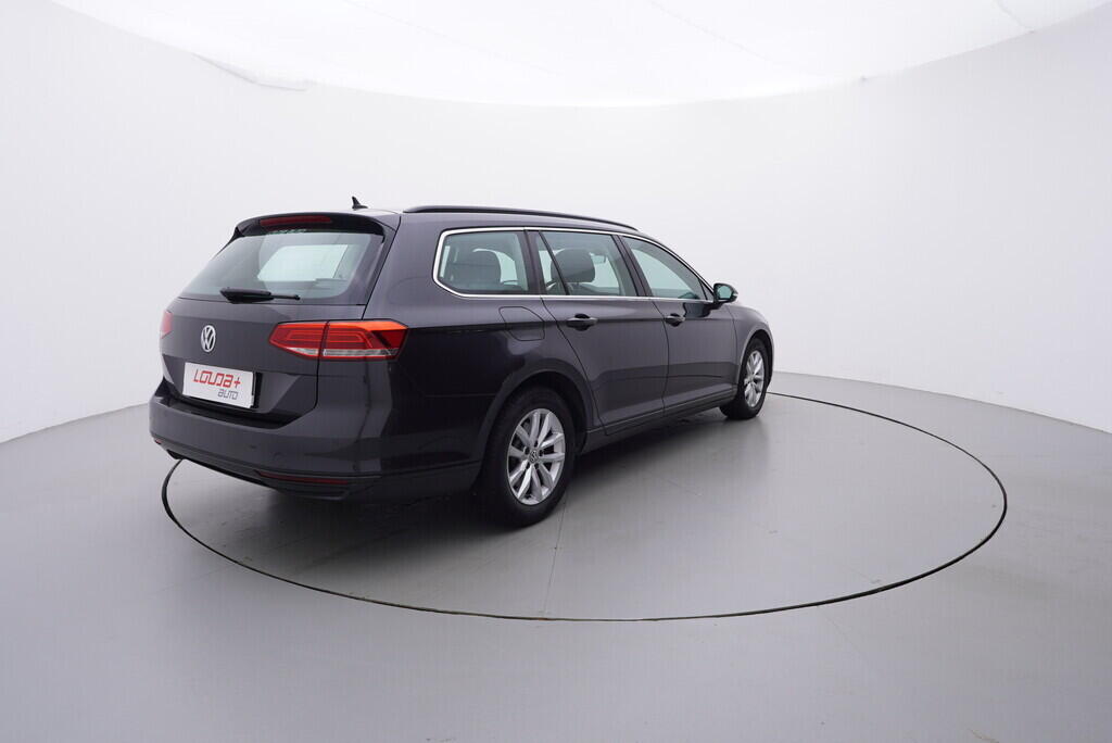 OV190V09026_14.webp_PASSAT Highline 2.0 TDI 110 kW automat