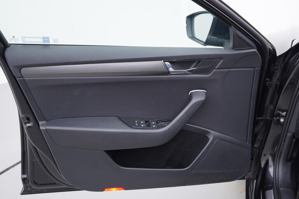 OV190V09036_19.webp_SUPERB Style Plus 2.0 TDI 110 kW automat