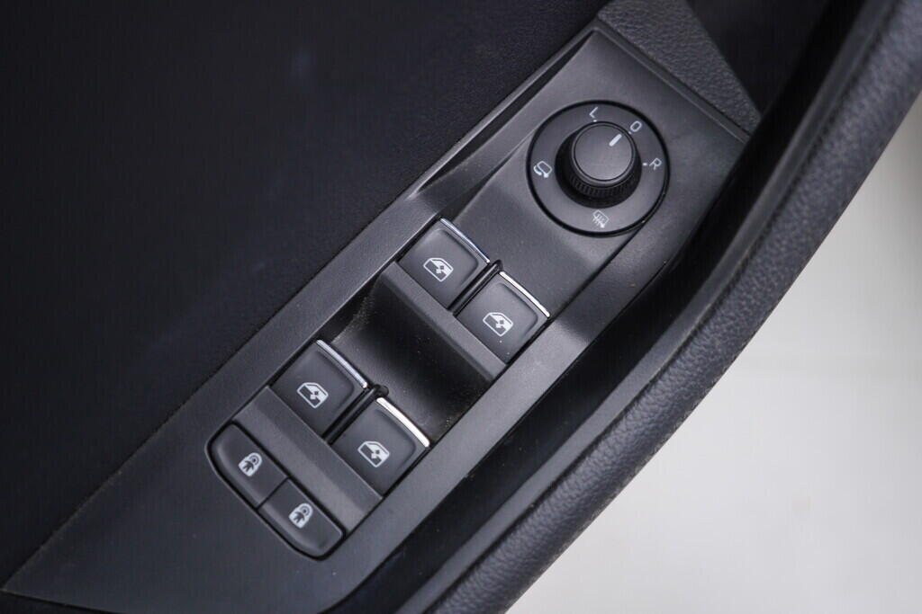 OV190V09036_20.webp_SUPERB Style Plus 2.0 TDI 110 kW automat