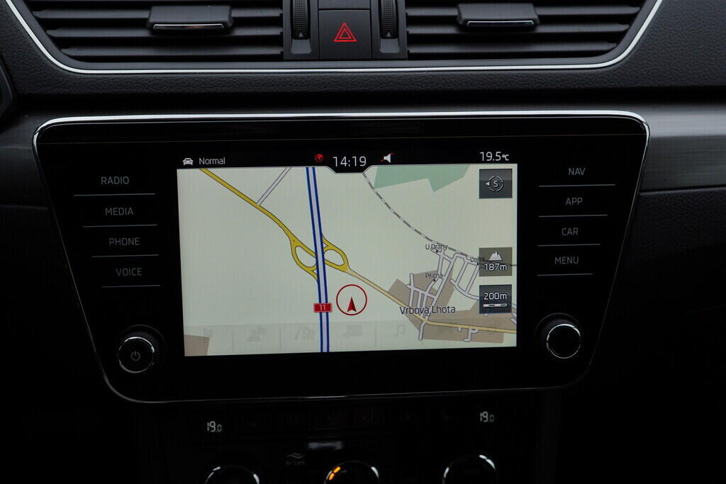 OV190V09036_32.webp_SUPERB Style Plus 2.0 TDI 110 kW automat