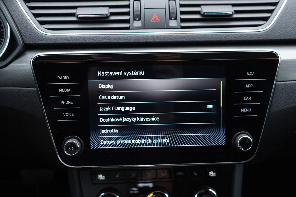 OV190V09036_35.webp_SUPERB Style Plus 2.0 TDI 110 kW automat