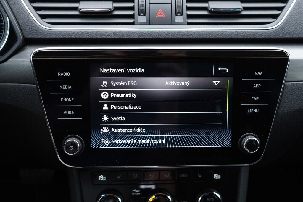 OV190V09036_37.webp_SUPERB Style Plus 2.0 TDI 110 kW automat