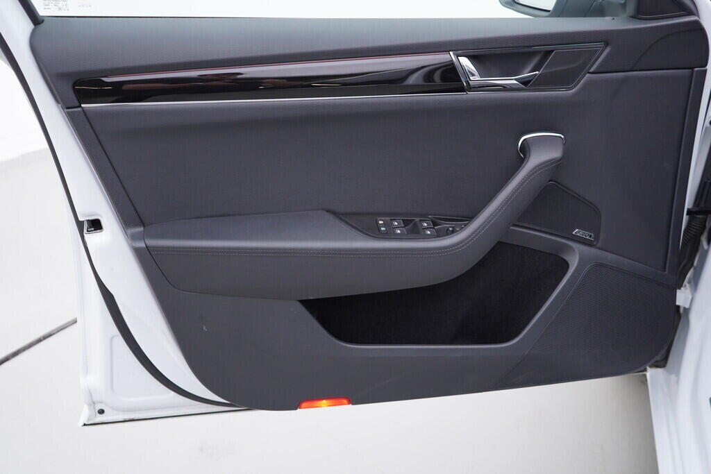 OV190V09047_19.webp_SUPERB L&K 1.4 TSI 1 kW automat, DPH