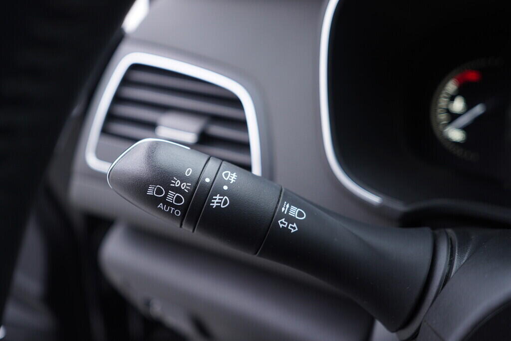 OV190V09158_23.webp_MÉGANE Energy Intens 1.5  81 kW manuál