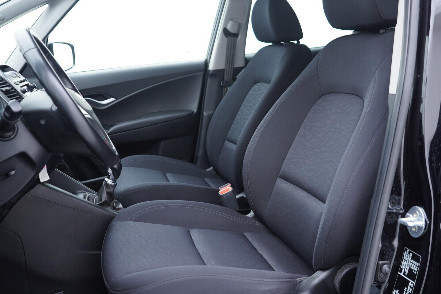 OV190V09160_22.webp_IX20 Comfort + 1.4  66 kW manuál