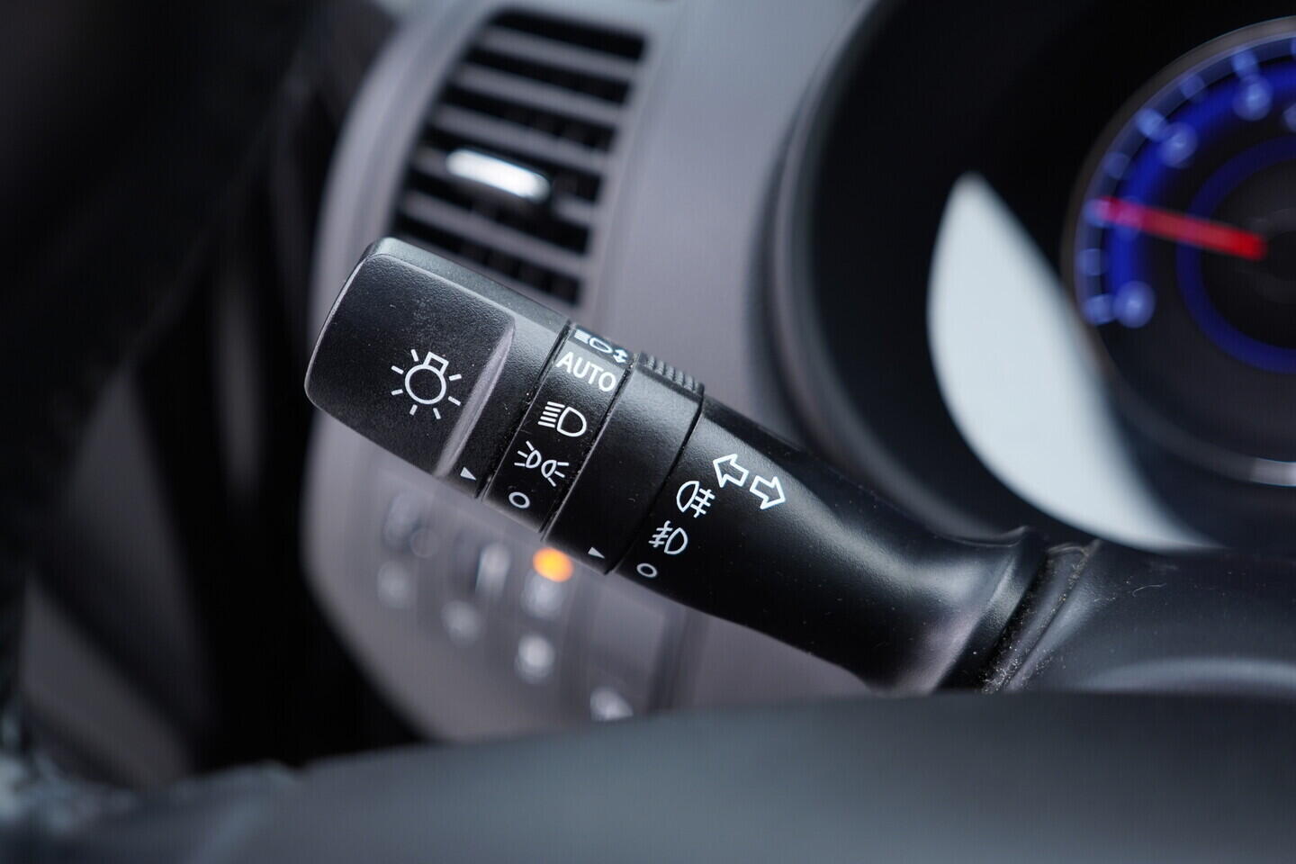 OV190V09160_23.webp_IX20 Comfort + 1.4  66 kW manuál