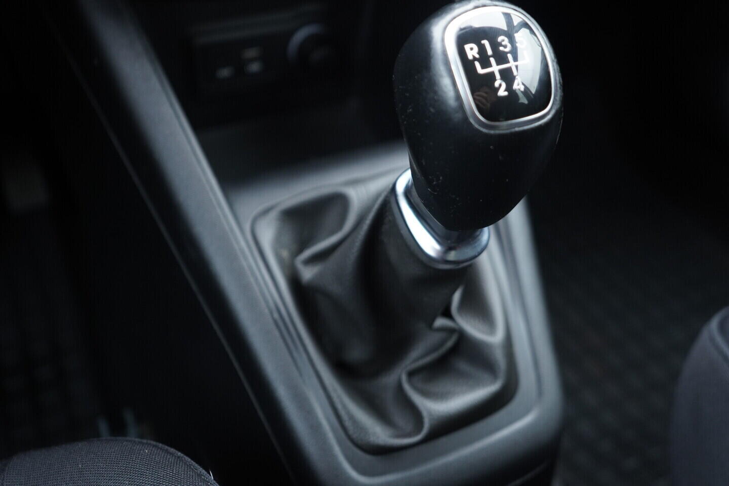 OV190V09160_36.webp_IX20 Comfort + 1.4  66 kW manuál