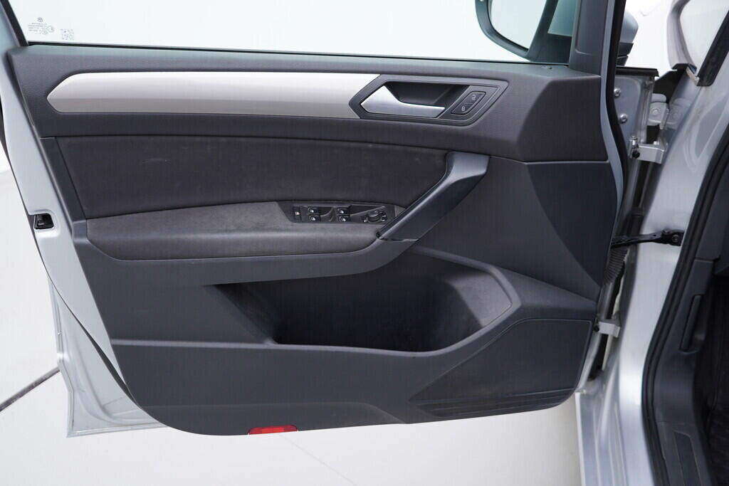 OV190V09171_19.webp_TOURAN Trendline  1.4 TSI 110 kW manuál