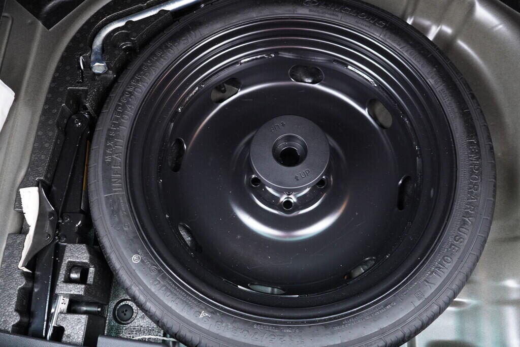 OV190V09177_41.webp_KAROQ Ambition 1.5 TSI 110 kW manuál, DPH