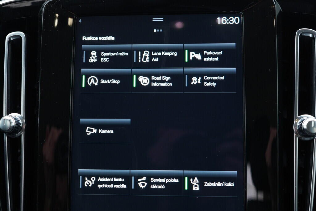 OV190V09186_28.webp_XC40 Momentum  1.5 T3 120 kW automat