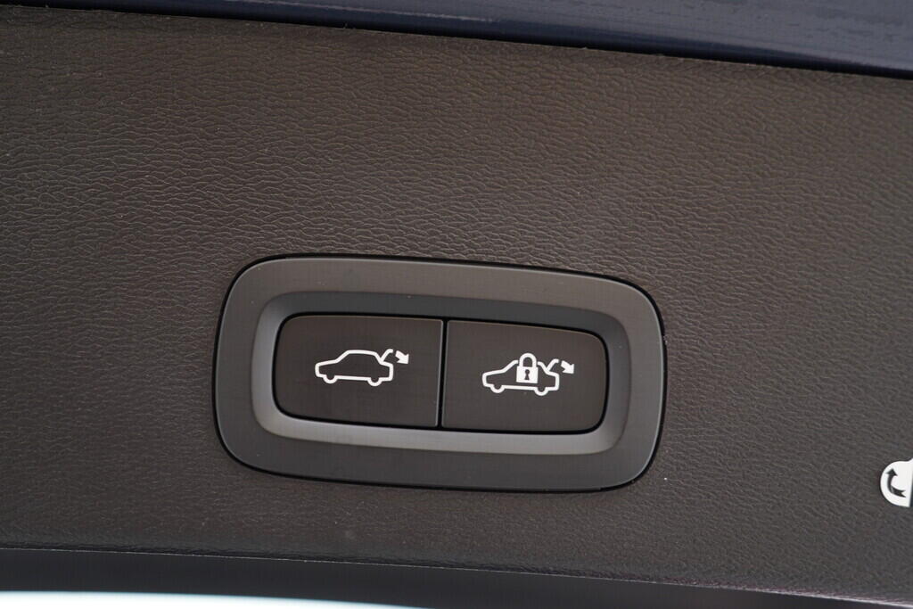 OV190V09186_40.webp_XC40 Momentum  1.5 T3 120 kW automat