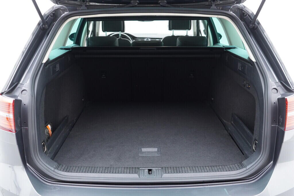 OV190V09205_41.webp_PASSAT VARIANT Highline 1.5 TSI 110 kW automat