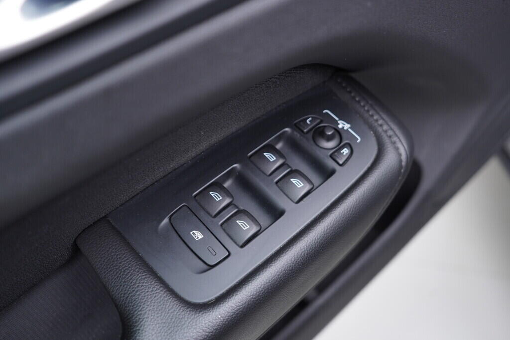 OV190V09219_20.webp_XC60 Momentum 2.0 TDI 145 kW automat, DPH