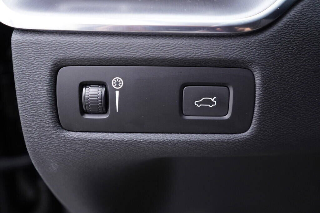 OV190V09219_28.webp_XC60 Momentum 2.0 TDI 145 kW automat, DPH