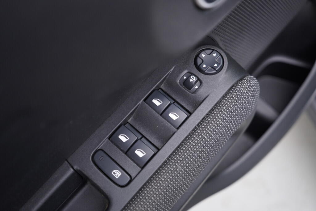 OV190V09220_20.webp_C3 AIRCROSS Feel 1.2  81 kW manuál