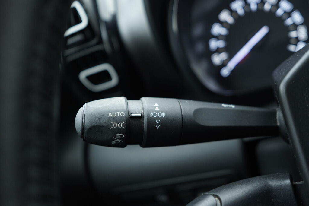 OV190V09220_23.webp_C3 AIRCROSS Feel 1.2  81 kW manuál