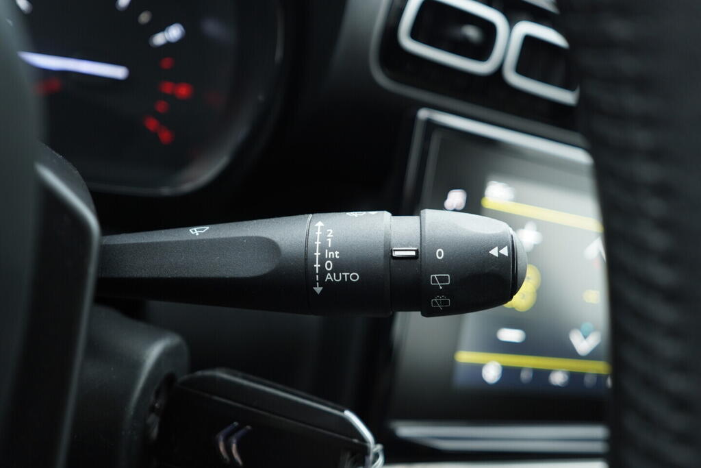 OV190V09220_25.webp_C3 AIRCROSS Feel 1.2  81 kW manuál