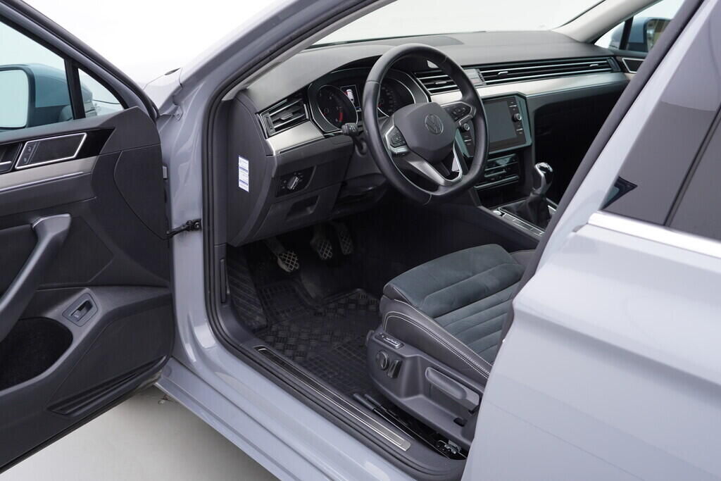 OV190V09291_18.webp_PASSAT VARIANT Elegance  2.0 TDI 110 kW manuál, DPH
