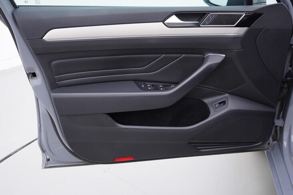 OV190V09291_19.webp_PASSAT VARIANT Elegance  2.0 TDI 110 kW manuál, DPH