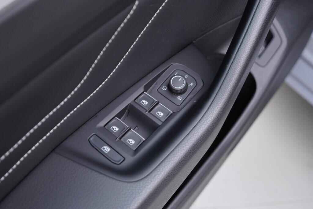 OV190V09291_20.webp_PASSAT VARIANT Elegance  2.0 TDI 110 kW manuál, DPH