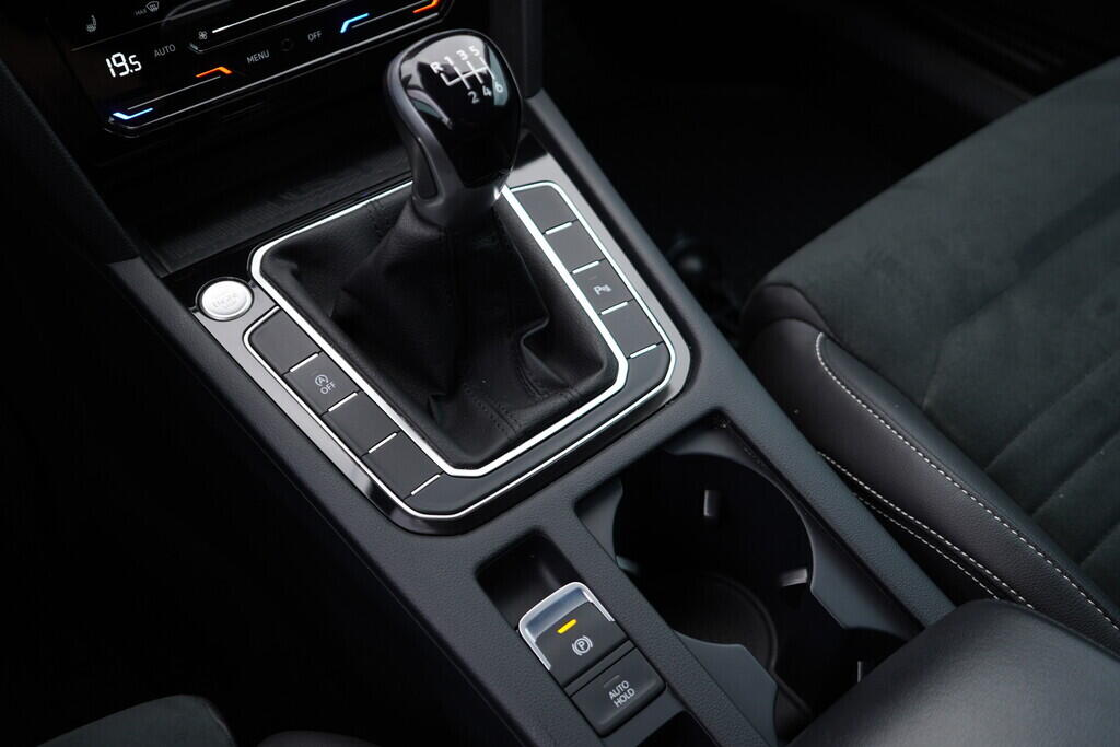 OV190V09291_34.webp_PASSAT VARIANT Elegance  2.0 TDI 110 kW manuál, DPH