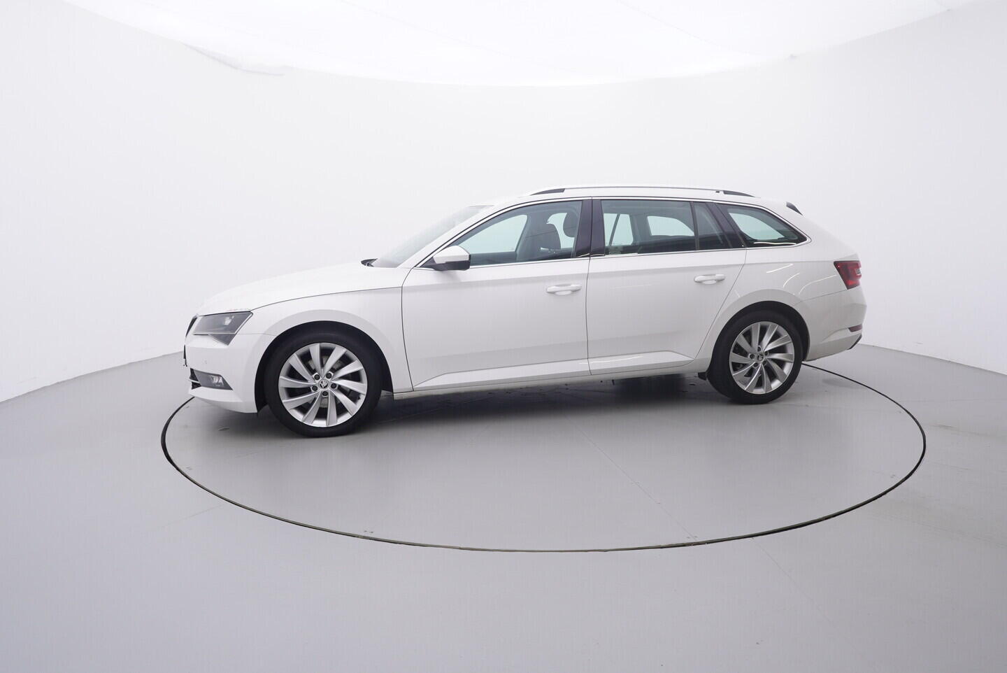 OV190V09306_11.webp_SUPERB Style 2.0 TDI 140 kW automat, DPH