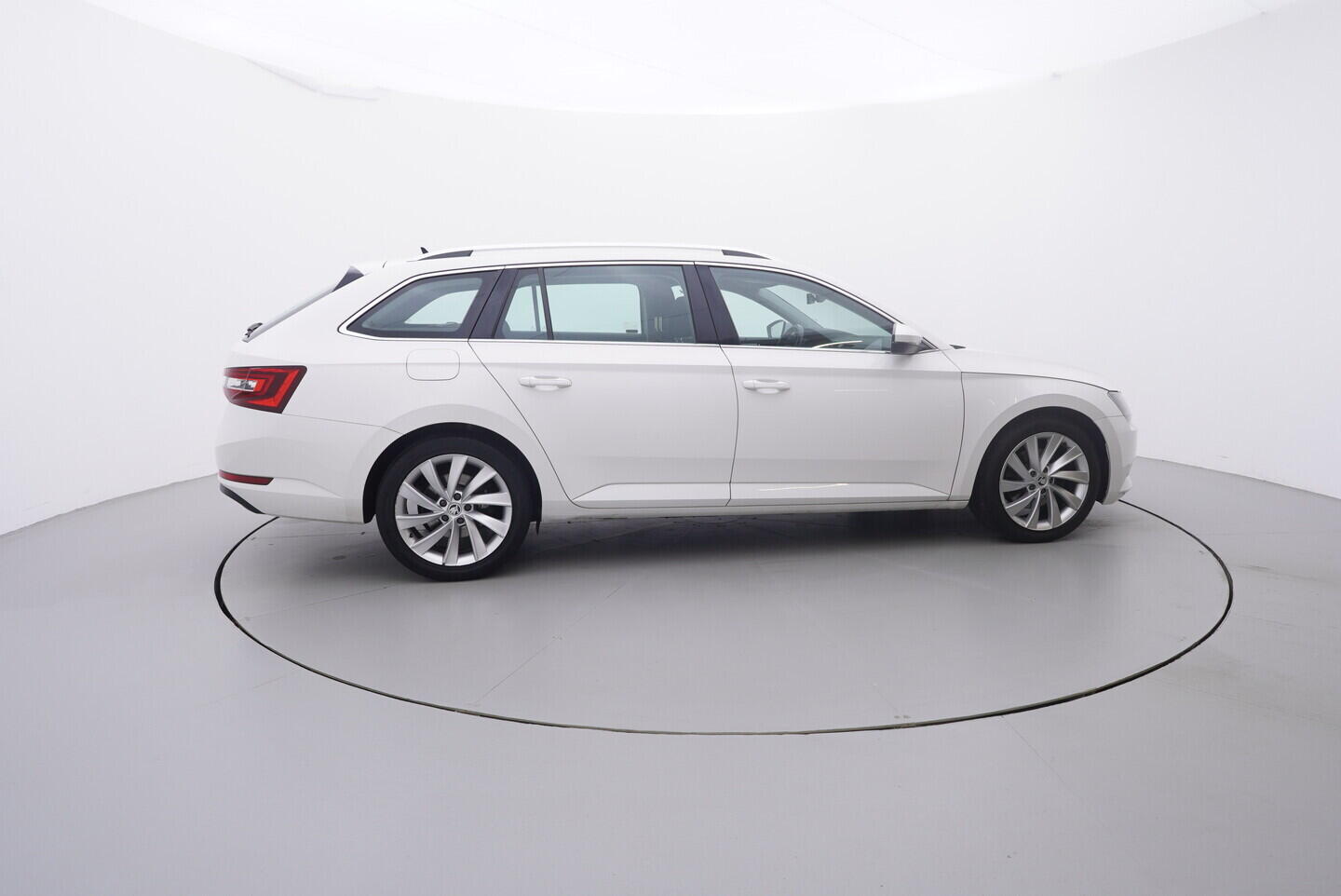 OV190V09306_15.webp_SUPERB Style 2.0 TDI 140 kW automat, DPH